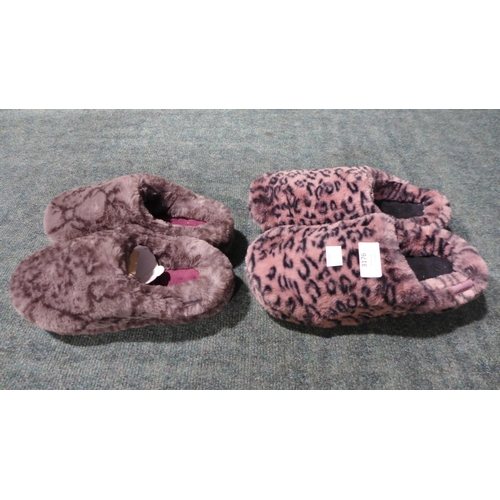 3176 - Two pairs of Ladies Totes slippers - Sizes: S & L *This lot is subject to VAT