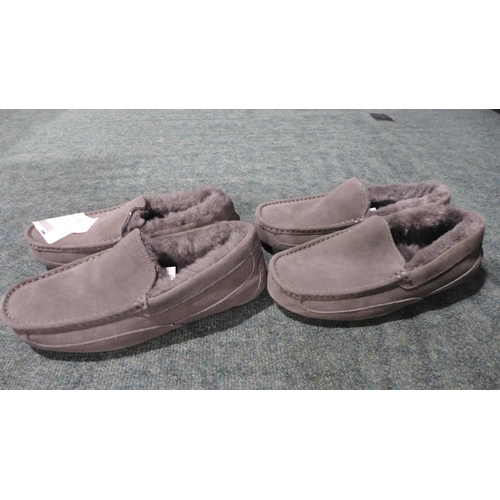 3177 - Two pairs of Men's Grey Shearling slippers - Sizes: 7 & 8 *This lot is subject to VAT