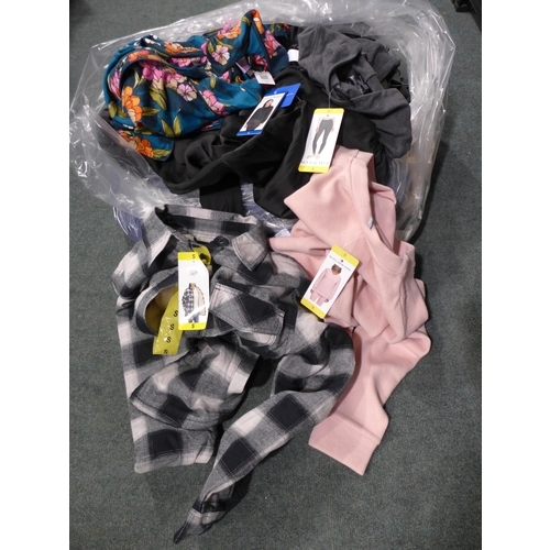 3183 - Quantity of Men's & Women's clothing - assorted styles, sizes, etc.  *This lot is subject to VAT