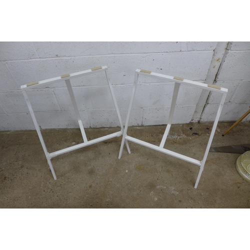 2279 - Four trellis table legs and a table top