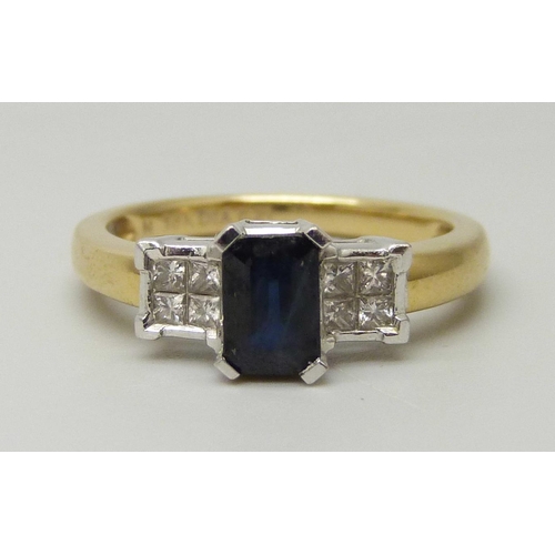 1040 - An 18ct yellow gold ring set with a central sapphire (6 x 4mm) and four princess cut diamond on each... 