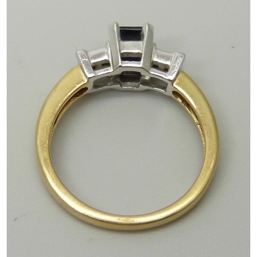 1040 - An 18ct yellow gold ring set with a central sapphire (6 x 4mm) and four princess cut diamond on each... 