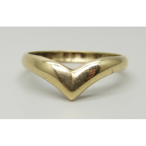 1056 - A 9ct gold wishbone ring, 1.4g, O