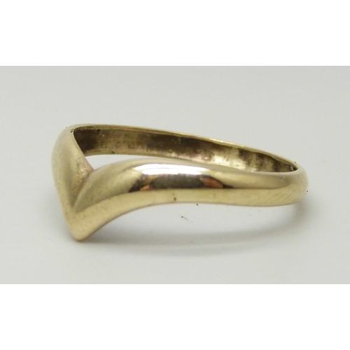 1056 - A 9ct gold wishbone ring, 1.4g, O