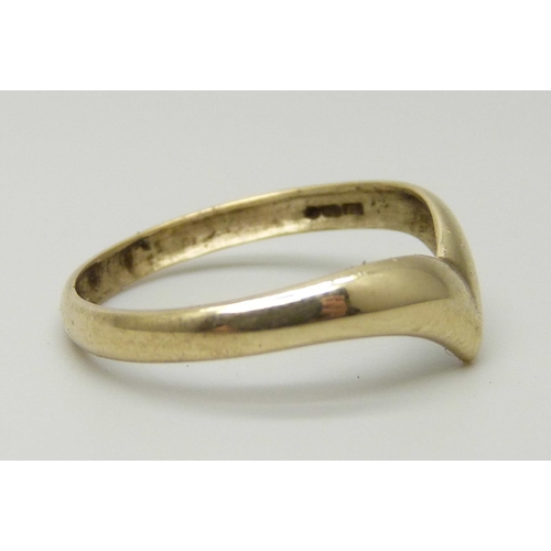 1056 - A 9ct gold wishbone ring, 1.4g, O