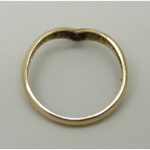 1056 - A 9ct gold wishbone ring, 1.4g, O