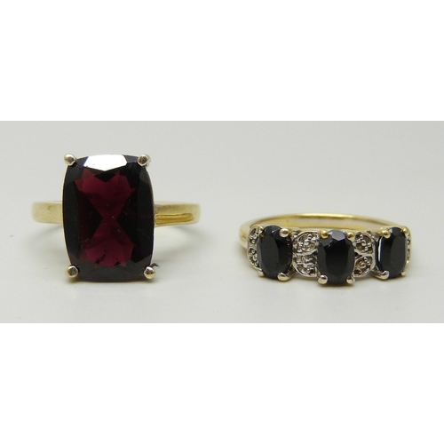 1059 - A silver gilt, emerald cut obsidian ring and a silver gilt three stone ring, R and P/Q