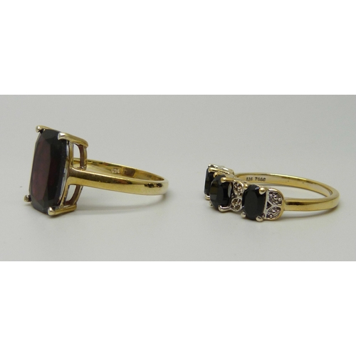 1059 - A silver gilt, emerald cut obsidian ring and a silver gilt three stone ring, R and P/Q