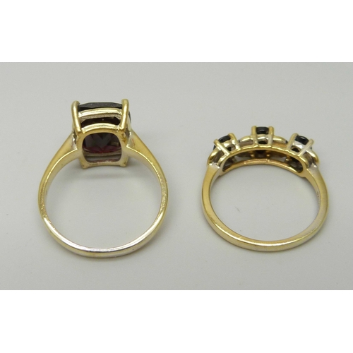 1059 - A silver gilt, emerald cut obsidian ring and a silver gilt three stone ring, R and P/Q