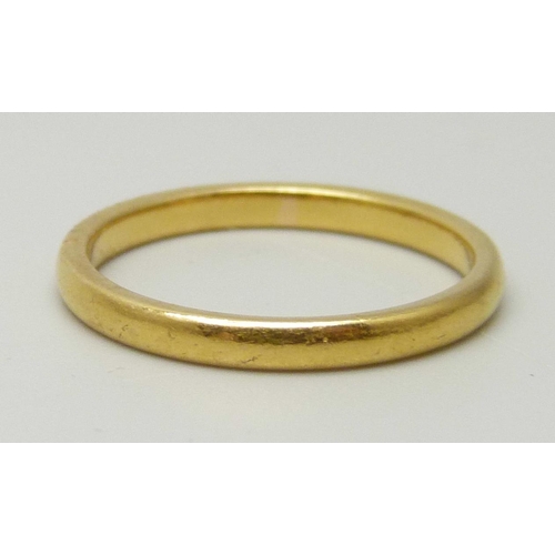 1081 - A 22ct gold ring, Birmingham 1934, 2.6g, L