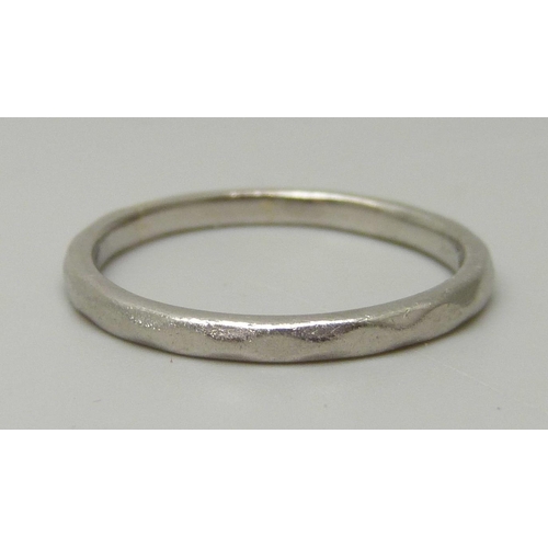 1082 - A faceted platinum wedding band, 3.2g, O