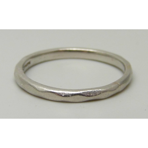 1082 - A faceted platinum wedding band, 3.2g, O