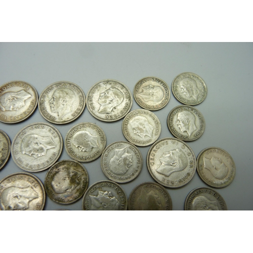 1089 - Coins; fifteen silver shillings 1928 to 1946, and fifteen silver sixpences, pre 1946, 124.9g