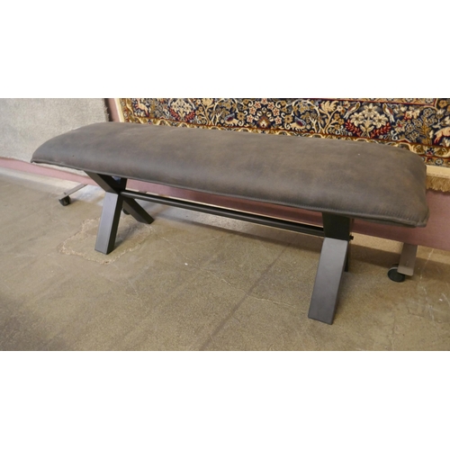 1498 - A Larson bench