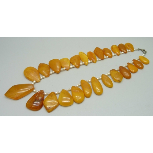 1104 - An amber and seed pearl necklace, 51.2g