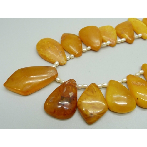 1104 - An amber and seed pearl necklace, 51.2g