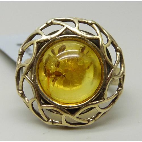 1106 - A silver gilt, cabochon amber ring, O