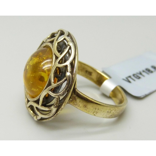 1106 - A silver gilt, cabochon amber ring, O