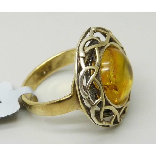 1106 - A silver gilt, cabochon amber ring, O