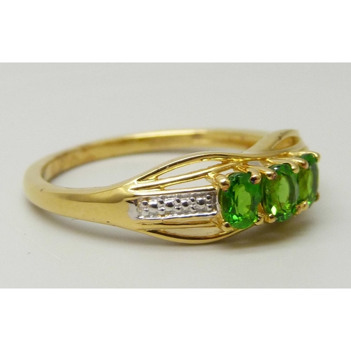 1107 - A silver gilt and green stone ring, R