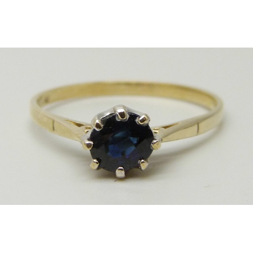 1113 - A 9ct gold and sapphire solitaire ring, 1.4g, P