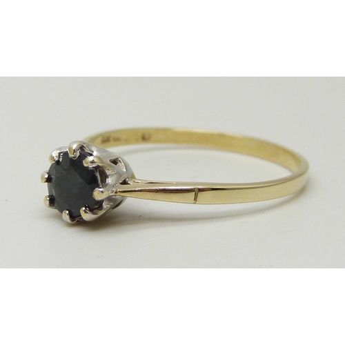 1113 - A 9ct gold and sapphire solitaire ring, 1.4g, P