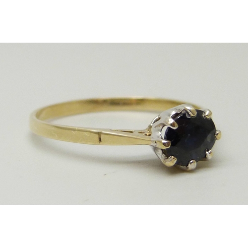 1113 - A 9ct gold and sapphire solitaire ring, 1.4g, P