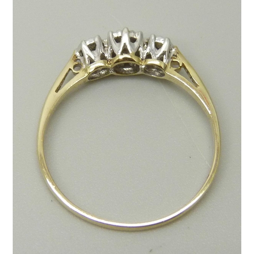 1114 - A 9ct gold and diamond illusion set ring, 1g, O