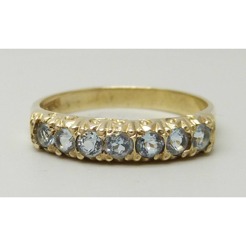 1115 - A 9ct gold and aquamarine ring, 2.2g, P