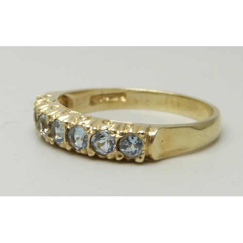 1115 - A 9ct gold and aquamarine ring, 2.2g, P