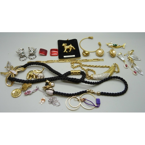 1169 - A collection of gold tone jewellery including, dog, dolphin and elephant brooches and a pair of leop... 