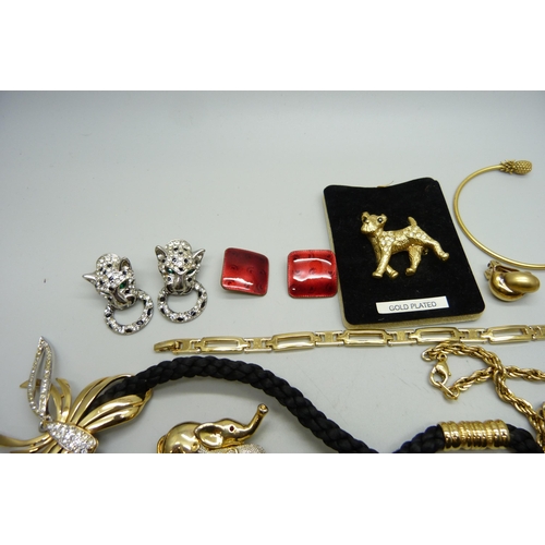 1169 - A collection of gold tone jewellery including, dog, dolphin and elephant brooches and a pair of leop... 