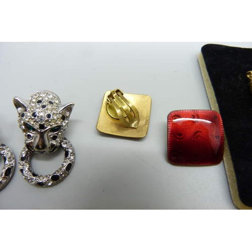 1169 - A collection of gold tone jewellery including, dog, dolphin and elephant brooches and a pair of leop... 