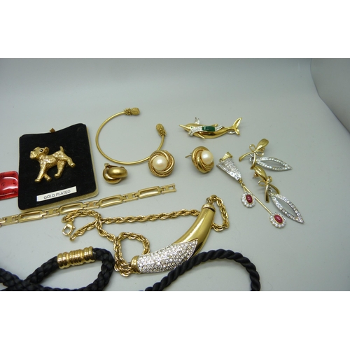 1169 - A collection of gold tone jewellery including, dog, dolphin and elephant brooches and a pair of leop... 