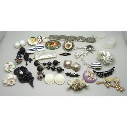 1171 - A collection of vintage brooches, earrings, etc., (large flower brooch lacking pin)