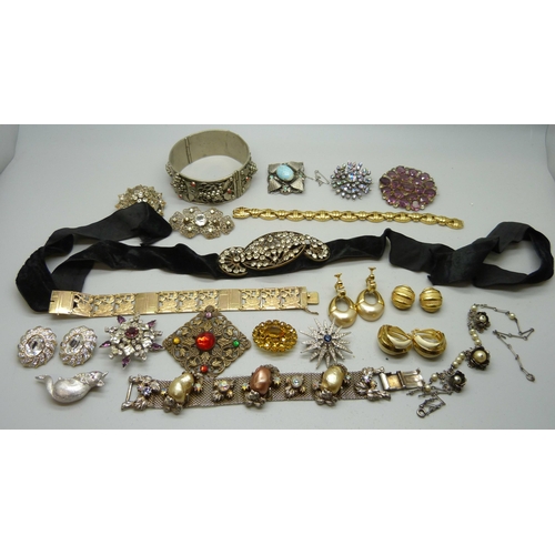 1172 - A collection of vintage brooches, bracelets and bangles, etc.