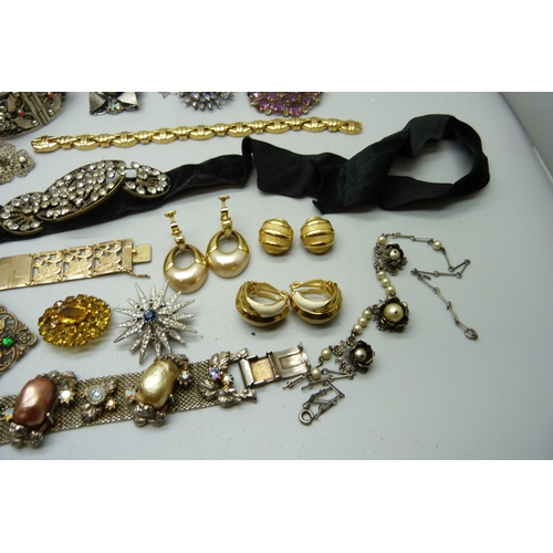 1172 - A collection of vintage brooches, bracelets and bangles, etc.