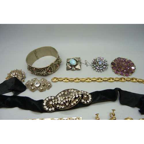 1172 - A collection of vintage brooches, bracelets and bangles, etc.