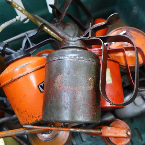 1177 - A collection of oil cans **PLEASE NOTE THIS LOT IS NOT ELIGIBLE FOR IN-HOUSE POSTING AND PACKING**