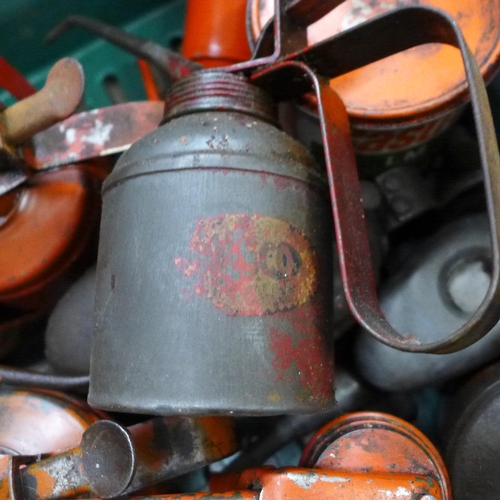 1177 - A collection of oil cans **PLEASE NOTE THIS LOT IS NOT ELIGIBLE FOR IN-HOUSE POSTING AND PACKING**