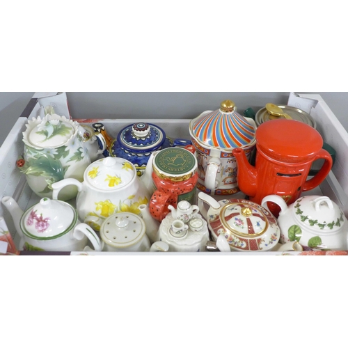 1179 - A box of novelty and decorative teapots **PLEASE NOTE THIS LOT IS NOT ELIGIBLE FOR IN-HOUSE POSTING ... 