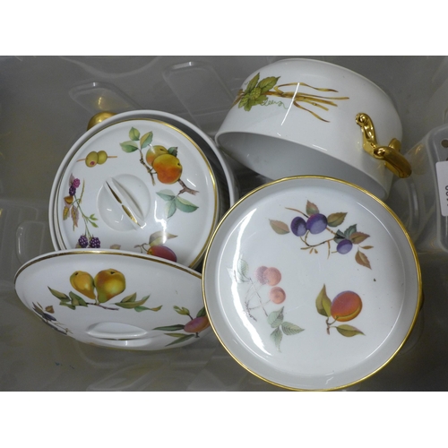 1190 - Royal Worcester Evesham tablewares **PLEASE NOTE THIS LOT IS NOT ELIGIBLE FOR IN-HOUSE POSTING AND P... 