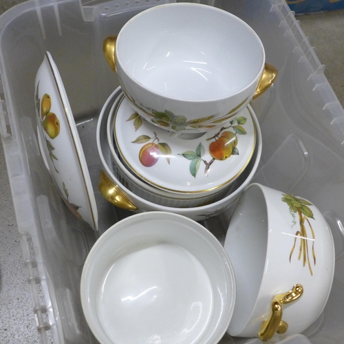 1190 - Royal Worcester Evesham tablewares **PLEASE NOTE THIS LOT IS NOT ELIGIBLE FOR IN-HOUSE POSTING AND P... 