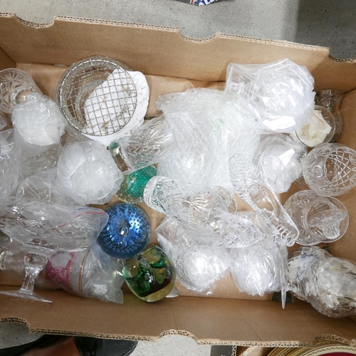 1227 - A box of mixed crystal and glass and paperweights including Caithness **PLEASE NOTE THIS LOT IS NOT ... 