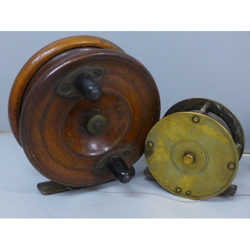 630 - Three wooden and two brass fishing reels