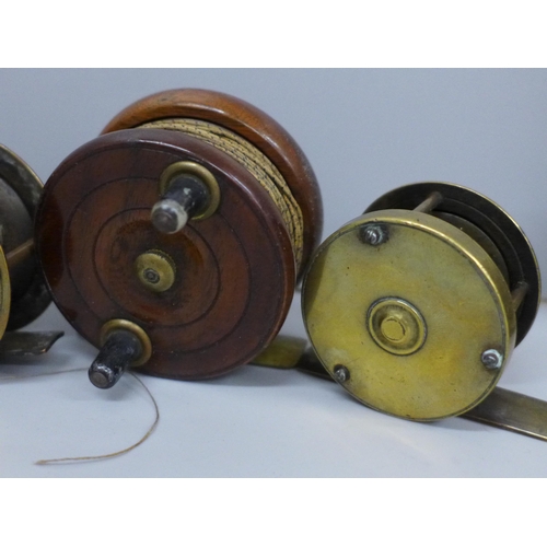 630 - Three wooden and two brass fishing reels