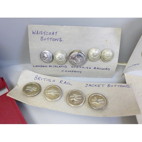 655 - Assorted BR buttons and badges, military badges and a Royal Artillery medallion