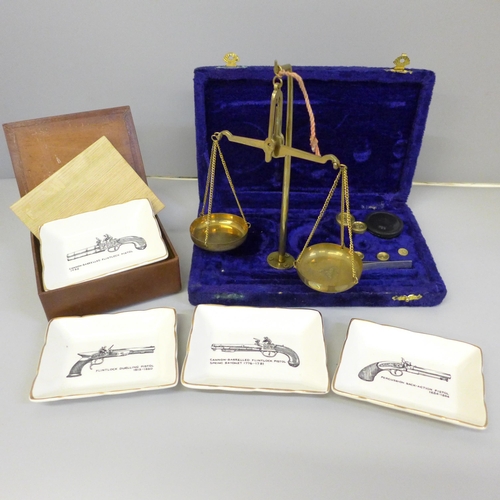 663 - A small set of brass balance scales and a set of Sandland ware pistol trinket dishes, boxed