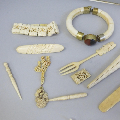 669 - A collection of bone and faux ivory jewellery