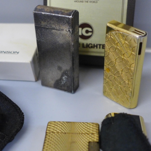 676 - A collection of lighters; Ronson Electronic 30, Ronson Varaflame Comet, vintage Ronson lighter in or... 